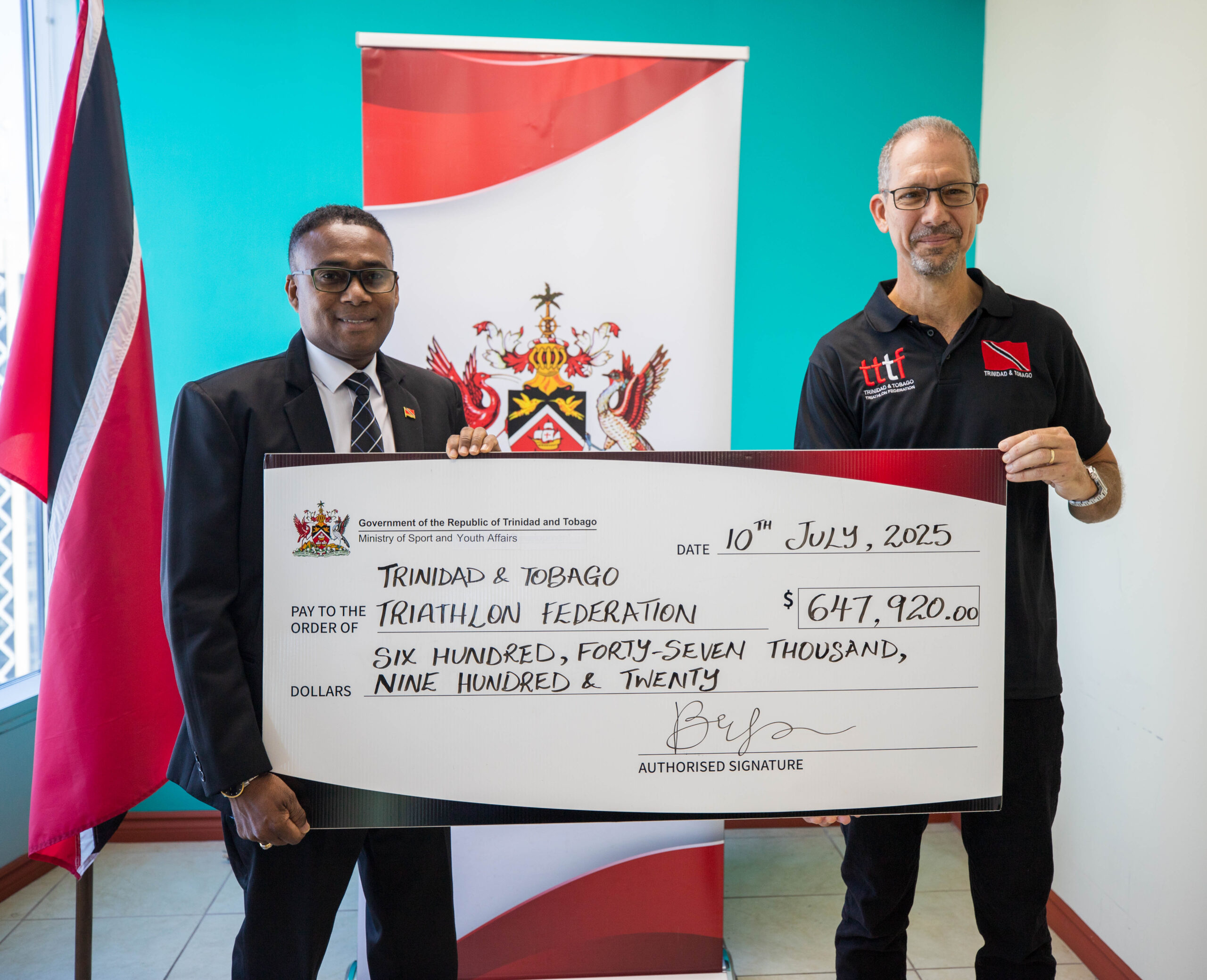 MinisterWatts-presents-a-cheque-to-TT-Triathlon-Federation